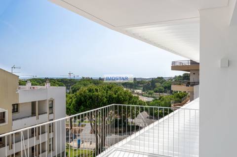 Apartamento T3 em Vilamoura de construccao nova com vistas distantes para o mar.