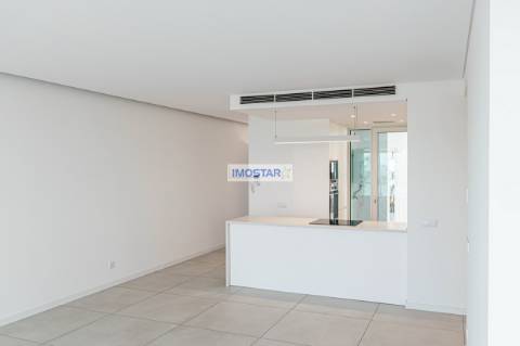 Apartamento T3 em Vilamoura de construccao nova com vistas distantes para o mar.