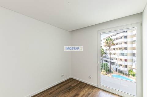 Apartamento T3 em Vilamoura de construccao nova com vistas distantes para o mar.