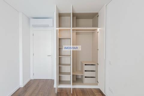 Apartamento T3 em Vilamoura de construccao nova com vistas distantes para o mar.