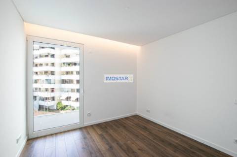 Apartamento T3 em Vilamoura de construccao nova com vistas distantes para o mar.