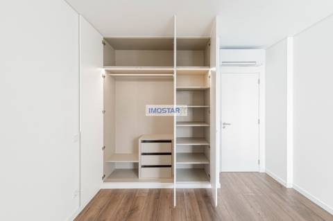 Apartamento T3 em Vilamoura de construccao nova com vistas distantes para o mar.