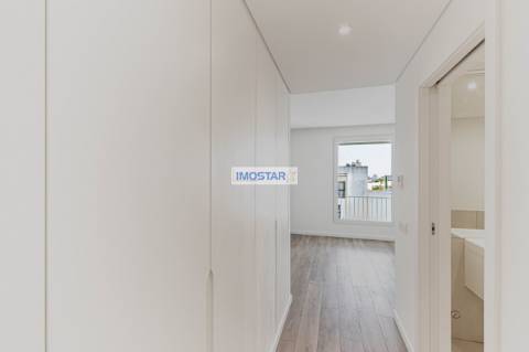 Apartamento T3 em Vilamoura de construccao nova com vistas distantes para o mar.