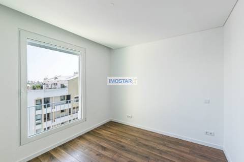 Apartamento T3 em Vilamoura de construccao nova com vistas distantes para o mar.