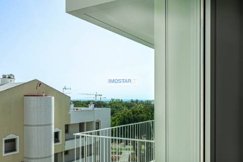 Apartamento T3 em Vilamoura de construccao nova com vistas distantes para o mar.