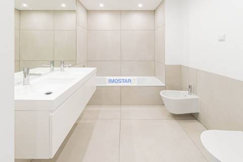 Apartamento T3 em Vilamoura de construccao nova com vistas distantes para o mar.