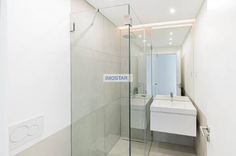 Apartamento T3 em Vilamoura de construccao nova com vistas distantes para o mar.