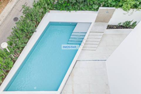 Apartamento T3 em Vilamoura de construccao nova com vistas distantes para o mar.