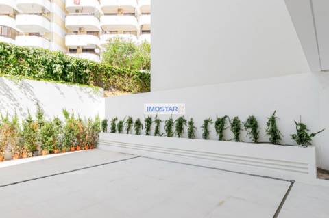 Apartamento T3 em Vilamoura de construccao nova com vistas distantes para o mar.