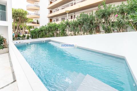 Apartamento T3 em Vilamoura de construccao nova com vistas distantes para o mar.