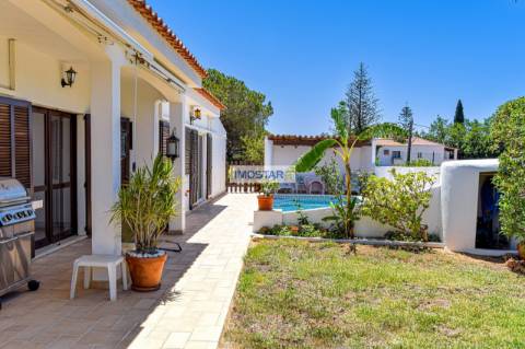 Moradia T3 em estilo tradicional português perto da Quinta do Lago