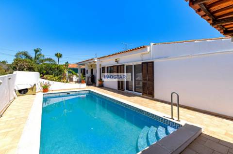 Moradia T3 em estilo tradicional português perto da Quinta do Lago