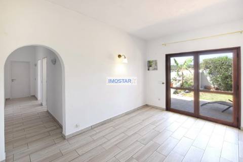 Moradia T3 em estilo tradicional português perto da Quinta do Lago