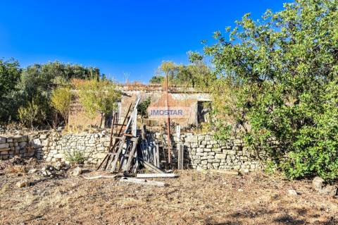Deslumbrante Villa T4 em amplo terreno com ruínas em Loulé