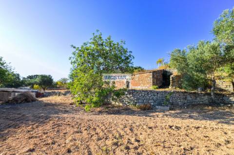 Deslumbrante Villa T4 em amplo terreno com ruínas em Loulé