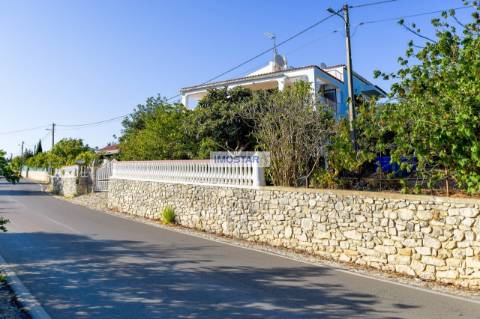 Deslumbrante Villa T4 em amplo terreno com ruínas em Loulé
