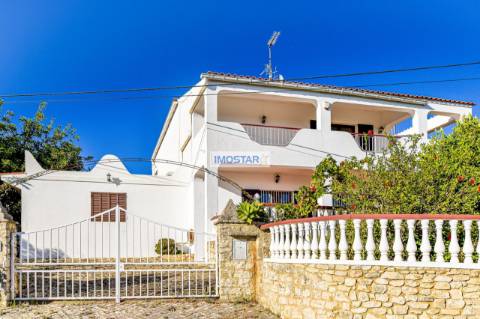 Deslumbrante Villa T4 em amplo terreno com ruínas em Loulé