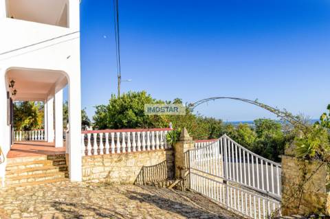 Deslumbrante Villa T4 em amplo terreno com ruínas em Loulé