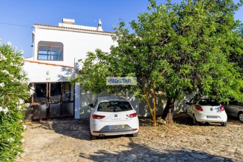 Deslumbrante Villa T4 em amplo terreno com ruínas em Loulé