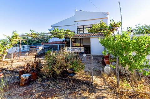 Deslumbrante Villa T4 em amplo terreno com ruínas em Loulé