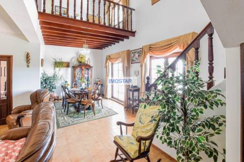 Deslumbrante Villa T4 em amplo terreno com ruínas em Loulé