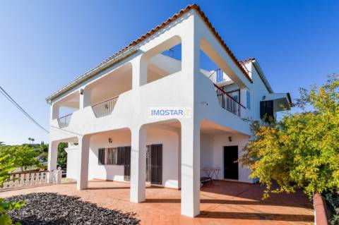 Deslumbrante Villa T4 em amplo terreno com ruínas em Loulé