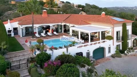 Villa T4 com deslumbrantes vistas panorâmicas do oceano em Boliqueime