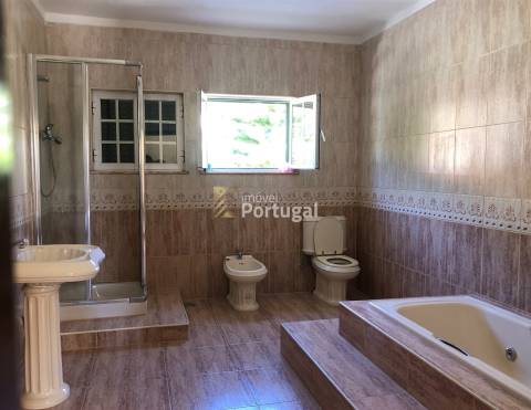 Moradia Individual com Pisos independentes e Piscina no Jardim