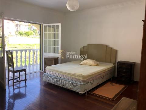 Moradia Individual com Pisos independentes e Piscina no Jardim