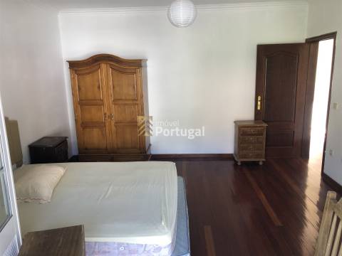 Moradia Individual com Pisos independentes e Piscina no Jardim