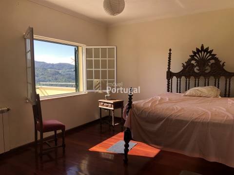 Moradia Individual com Pisos independentes e Piscina no Jardim