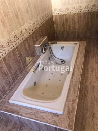 Moradia Individual com Pisos independentes e Piscina no Jardim