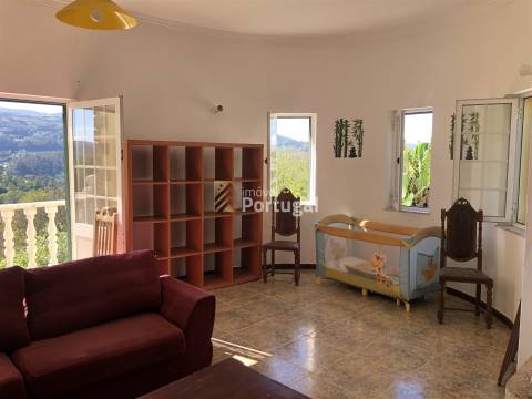 Moradia Individual com Pisos independentes e Piscina no Jardim