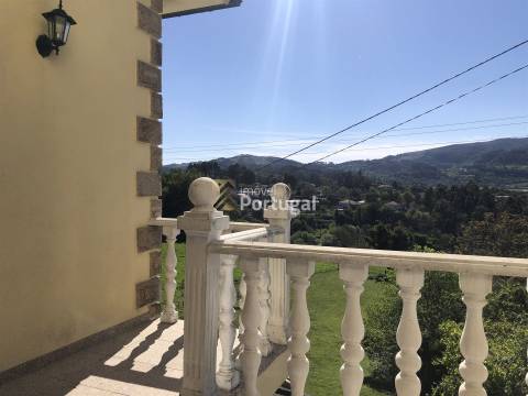 Moradia Individual com Pisos independentes e Piscina no Jardim