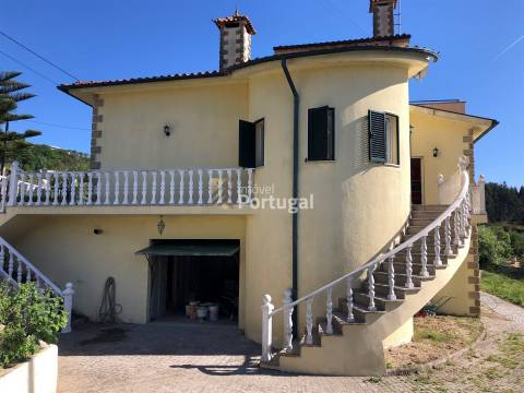 Moradia Individual com Pisos independentes e Piscina no Jardim