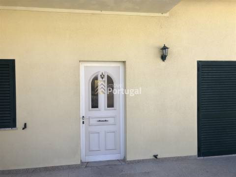 Moradia Individual com Pisos independentes e Piscina no Jardim