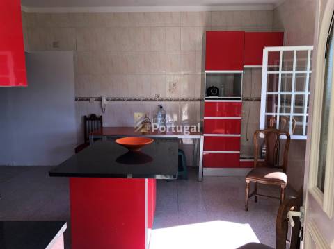 Moradia Individual com Pisos independentes e Piscina no Jardim