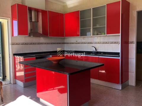 Moradia Individual com Pisos independentes e Piscina no Jardim