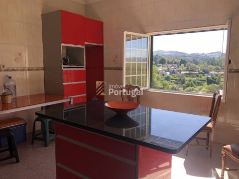 Moradia Individual com Pisos independentes e Piscina no Jardim