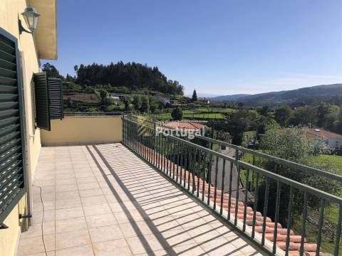 Moradia Individual com Pisos independentes e Piscina no Jardim