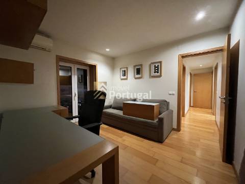 T4 remodelado, mobilado e equipado em plena Avenida