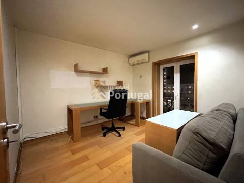 T4 remodelado, mobilado e equipado em plena Avenida