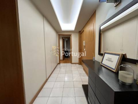 T4 remodelado, mobilado e equipado em plena Avenida