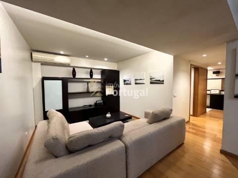 T4 remodelado, mobilado e equipado em plena Avenida