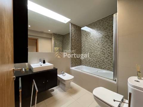 T4 remodelado, mobilado e equipado em plena Avenida