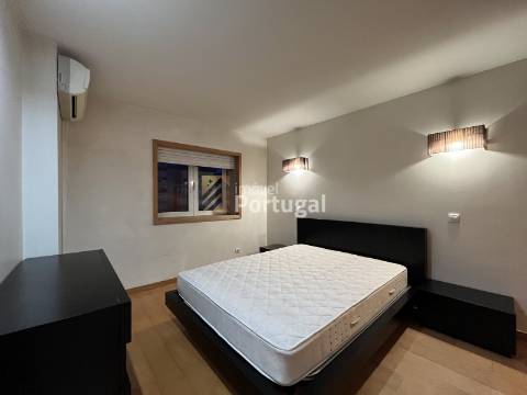 T4 remodelado, mobilado e equipado em plena Avenida