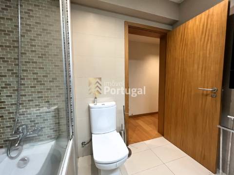 T4 remodelado, mobilado e equipado em plena Avenida