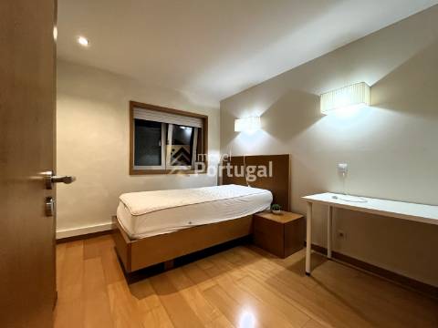 T4 remodelado, mobilado e equipado em plena Avenida