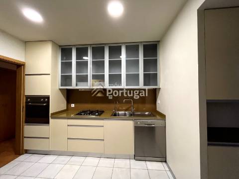 T4 remodelado, mobilado e equipado em plena Avenida