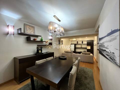 T4 remodelado, mobilado e equipado em plena Avenida